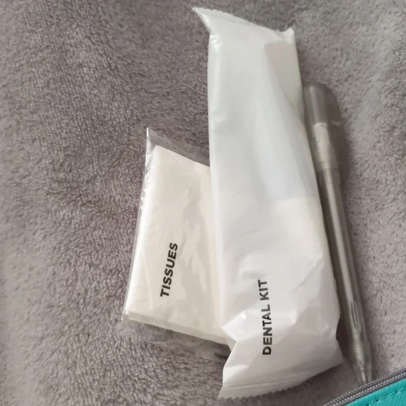 Cole haan for American airlines travel kit - Picture 3 of 6